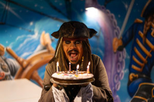 Sosie officiel de Jack sparrow soufflant un gâteau d'anniversaire à l'île de Tortuga Paris